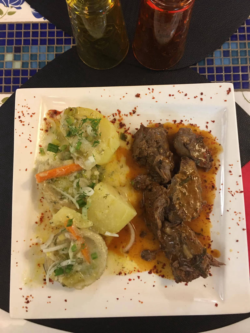 un plat d'agneau