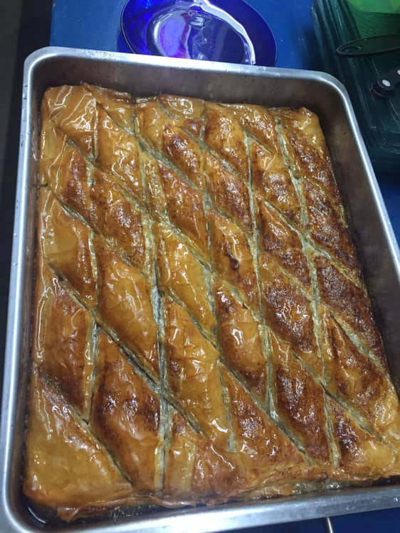 un plat sorti du four avec du baklava