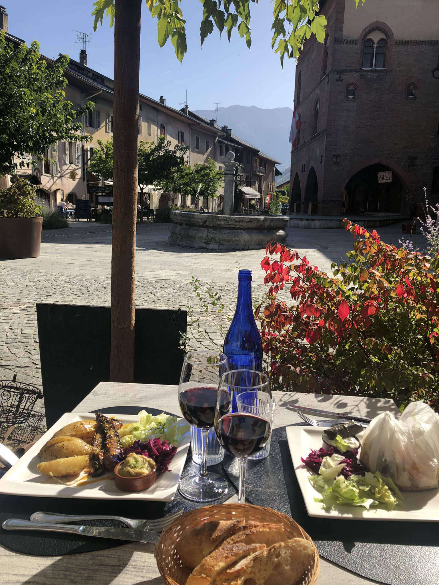 un déjeuner ensoleillé au Kafeneion